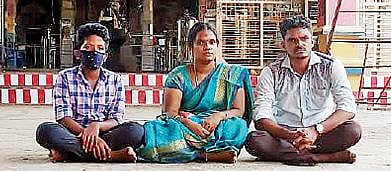 பரமக்குடி முத்தாலம்மன் கோயிலில் மகன் மற்றும் சகோதரருடன் தர்ணாவில் ஈடுபட்ட சரண்யா.