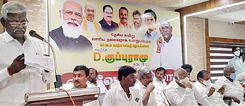 ராமநாதபுரத்தில் நடந்த கூட்டத்தில் பேசிய தேசிய கயிறு வாரியத் தலைவர் து.குப்புராமு. அருகில் பாஜக மூத்த தலைவர் ஹெச்.ராஜா, முன்னாள் அமைச்சர் அன்வர்ராஜா, பாஜக மாவட்ட தலைவர் முரளிதரன் உள்ளிட்டோர்.