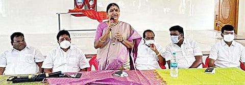 உள்ளாட்சித் தேர்தல் தொடர்பான ஆலோசனைக் கூட்டத்தில் பேசுகிறார் அதிமுக இலக்கிய அணி செயலாளர் பா.வளர்மதி.