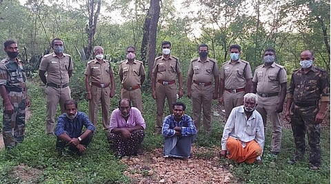 கோவை பெரியநாயக்கன் பாளையம் அருகே சந்தன மரத்தை வெட்ட முயன்ற 4 பேரைப் பிடித்த வனத்துறையினர்.