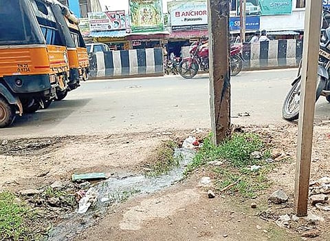 செங்கத்தில் கூட்டு குடிநீர் திட்ட பிரதான குழாயில் ஏற்பட்ட உடைப்பால் 24 மணி நேரமும் குடிநீர் வீணாகி வருகிறது.