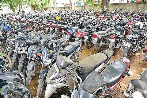 ஆரப்பாளையம் பேருந்து நிலைய வாகனக் காப்பகத்தில் மேற்கூரை இல்லாமல் வெட்ட வெளியில் நிறுத்தப்பட்டுள்ள இரு சக்கர வாகனங்கள். படம்: எஸ்.கிருஷ்ணமூர்த்தி
