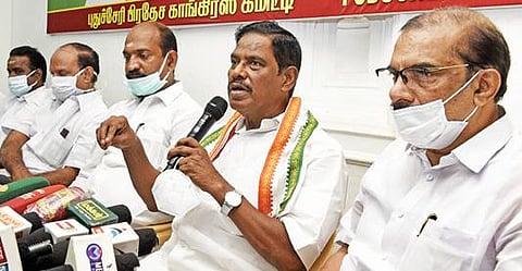 புதுச்சேரி காங்கிரஸ் கட்சி அலுவலகத்தில் செய்தியாளர்களைச் சந்தித்த கட்சியின் மாநிலத் தலைவர் ஏ.வி.சுப்பிரமணியன். உடன் எம்எல்ஏக்கள் வைத்தியநாதன், ரமேஷ் பரம்பத். படம்: எம்.சாம்ராஜ்