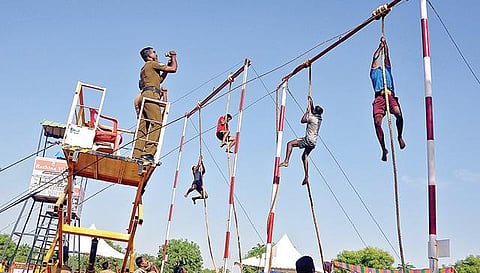 காவலர் தேர்வுக்காக நடத்தப்படும் கயிறு ஏறும் போட்டி.(கோப்புப் படம்)