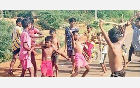 ஊரடங்கில் கோயில் திருவிழாக்கள் நடைபெறாத ஏக்கம் விளையாட்டாக திருவிழா நடத்தி மகிழ்ந்த சிறுவர்கள்: சமூக வலைதளங்களில் வைரலாகும் வீடியோ