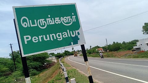 புதுக்கோட்டை மாவட்டம் பெருங்களூர் கிராமத்துக்கான பெயர்ப் பலகை.