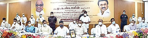 மதுரை மாவட்ட ஆட்சியர் அலுவலகத்தில் நடந்த பொதுப்பணி, நெடுஞ்சாலைத் துறை ஆய்வுக் கூட்டத்தில் பங்கேற்ற அமைச்சர்கள் எ.வ.வேலு, பி.மூர்த்தி, அர.சக்கரபாணி, பழனிவேல் தியாகராஜன் உள்ளிட்டோர்.