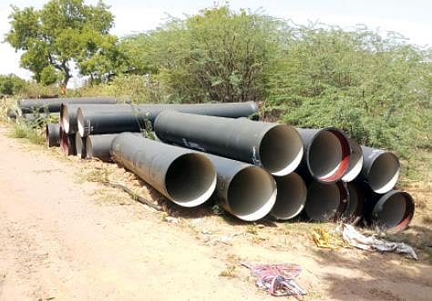 நெய்வேலி என்எல்சி சுரங்க நீர் கூட்டு குடிநீர் திட்டத்திற்காக குறிஞ்சிப்பாடி பகுதியில் குழாய் பதிக்கும் பணி நடைபெற்று வருகிறது.