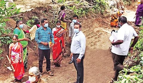 தென்பெண்ணை ஆற்றில் இருந்து சின்ன ஏரிக்கு ஊரக வேலை உறுதியளிப்பு திட்டத்தின் கீழ் ரூ.10 லட்சம் மதிப்பில் நீர்வரத்து கால்வாய் சீரமைக்கும் பணி நடைபெற்று வருகிறது. இப்பணியை கிருஷ்ணகிரி ஆட்சியர் ஜெயசந்திர பானு ரெட்டி ஆய்வு செய்தார்.