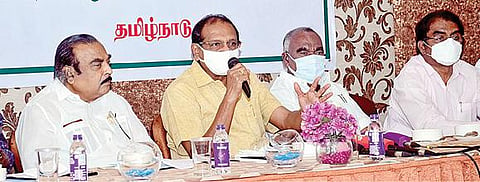 மாநில சிறுபான்மையினர் ஆணையம் சார்பில் சென்னை ராயப்பேட்டை எக்ஸ்பிரஸ் மாலில் உள்ள அரங்கில் செய்தியாளர் சந்திப்பு நேற்று நடந்தது. இதில் சிறுபான்மையினர் ஆணையத்தின் தலைவர் பீட்டர் அல்போன்ஸ், சிறுபான்மையினர் நலன் மற்றும் வெளிநாடு வாழ் தமிழர் நலத் துறை அமைச்சர் செஞ்சி கே.எஸ்.மஸ்தான், ஆணையத்தின் துணை தலைவர் டி.ஆர்.மஸ்தான் மற்றும் நிர்வாகிகள் கலந்து கொண்டனர்.படம்: க.பரத்