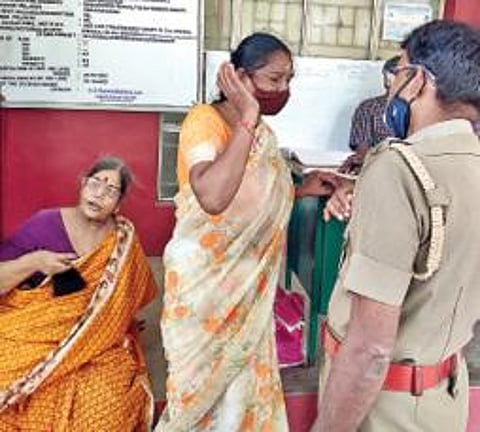 ஓடும் காரில் ஓட்டுநரிடம் நகைகளை பறிகொடுத்த பெண்களிடம் விசாரணை நடத்திய சத்துவாச்சாரி காவல் துறையினர்.