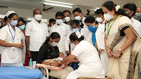 தடுப்பூசி செலுத்தும் பணியினை ஆய்வு செய்த அமைச்சர் மா.சுப்பிரமணியன்.