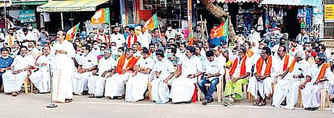 சிவகங்கை அரண்மனைவாசலில் பாஜக சார்பில் நடந்த ஆர்ப்பாட்டத்தில் பேசினார் அக்கட்சியின் மூத்த தலைவர் ஹெச்.ராஜா.