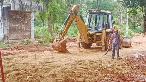 குமரி மாவட்டம் சேனாப்பள்ளி சந்திப்பு நெடுஞ்சாலையில் ஏற்பட்ட புதைகுழி பொக்லைன் மூலம் கிராவல் கொட்டி சீரமைக்கப்பட்டது. படம்: எல்.மோகன்.