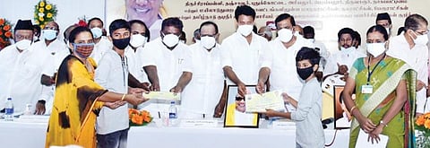 திருச்சி கலையரங்கத்தில் நேற்று நடைபெற்ற நிகழ்ச்சியில், கரோனாவால் பாதிக்கப்பட்டு பெற்றோரில் ஒருவரை இழந்த குழந்தைகளுக்கு நிவாரண நிதியை வழங்குகிறார் அமைச்சர் கே.என்.நேரு. உடன் அமைச்சர்கள் எஸ்.ரகுபதி, எஸ்.எஸ்.சிவசங்கர், அன்பில் மகேஸ் பெய்யாமொழி, சிவ.வீ.மெய்யநாதன் உள்ளிட்டோர்.படம்: ஜி.ஞானவேல்முருகன்