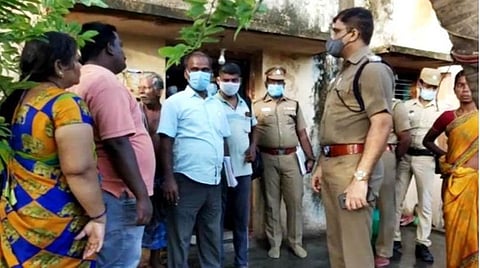 கொள்ளையடிக்கப்பட்ட வீட்டில் உள்ளவர்களிடம் விழுப்புரம் எஸ்.பி. ஸ்ரீநாதா தலைமையிலான போலீஸார் விசாரணை.