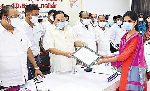வேலூர் மாவட்ட ஆட்சியர் அலுவலகத்தில் நடைபெற்ற நிகழ்ச்சியில் அமைச்சர் துரைமுருகன் பயனாளி ஒருவருக்கு அரசு நலத்திட்ட உதவிகளை வழங்கினார். அருகில், ஆட்சியர் குமாரவேல் பாண்டியன் உள்ளிட்டோர்.