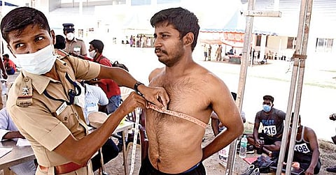 இரண்டாம் நிலைக் காவலர்கள், சிறைக் காவலர்கள் மற்றும் தீயணைப்பு வீரர் பதவிகளுக்கான உடல் தகுதி தேர்வு சென்னையில் நேற்று நடைபெற்றது.