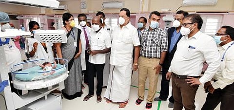 கிருஷ்ணகிரி மாவட்ட அரசு தலைமை மருத்துவமனையில் ஆய்வு மேற்கொண்ட மக்கள் நல்வாழ்வுத் துறை அமைச்சர் மா.சுப்பிரமணியன் மற்றும் கைத்தறி மற்றும் துணி நூல் துறை அமைச்சர் ஆர்.காந்தி ஆகியோர்.