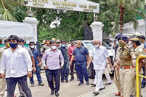 ஆளுநரிடம் தனது ராஜினாமா கடிதத்தை நேற்று அளித்த பின்னர் ஆளுநர் மாளிகையிலிருந்து கர்நாடக முதல்வர் பி.எஸ்.எடியூரப்பா வெளியே வருகிறார். படம்:பிடிஐ