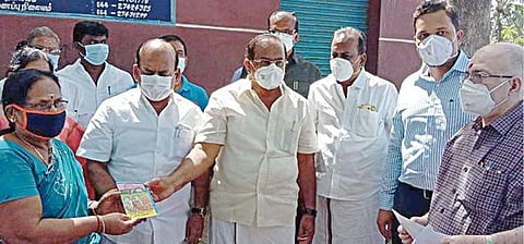 விவசாயிகள் 7 பேருக்கு ரூ.8.3 லட்சம் பயிர் கடனை உணவு மற்றும் உணவு பொருள் வழங்கல் துறை அமைச்சர் அர.சக்கரபாணி மற்றும் ஊரக தொழில் துறை அமைச்சர் தா.மோ.அன்பரசன் ஆகியோர் வழங்கினர்.