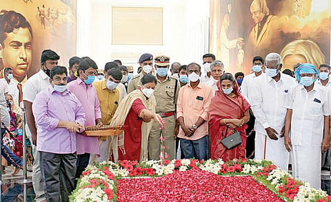 ராமேசுவரம் பேக்கரும்பில் அமைந்துள்ள முன்னாள் குடியரசுத் தலைவர் அப்துல்கலாம் நினைவிடத்தில் மலர் தூவி அஞ்சலி செலுத்தும் அதிகாரிகள் மற்றும் உறவினர்கள். படம்: எல்.பாலச்சந்தர்