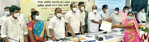வேலூர் மாவட்ட ஆட்சியர் அலுவலகத்தில் நடைபெற்ற நிகழ்ச்சியில் அமைச்சர் பெரிய கருப்பன் கலந்துகொண்டு பயனாளிகளுக்கு நலத்திட்ட உதவிகளை வழங்கினார். அருகில், மாவட்ட ஆட்சியர் குமாரவேல் பாண்டியன், ஊரக வளர்ச்சித்துறை முதன்மை செயலாளர் கோபால், நாடாளுமன்ற உறுப்பினர் கதிர்ஆனந்த், சட்டப்பேரவை உறுப்பினர்கள் உள்ளிட்டோர். படம்: வி.எம்.மணிநாதன்.