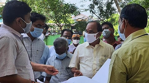 கோவில்பட்டியில் தனிக் குடிநீர் திட்டத்தில் குடிநீர் விநியோகம் தொடர்பாக மாவட்ட வளர்ச்சிப் பணிகள் கண்காணிப்பாளர் பிரகாஷ் ஆய்வு மேற்கொண்டார்.