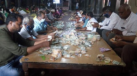 திருவண்ணாமலை அண்ணாமலையார் கோயிலில் உண்டியல்களில் பக்தர்கள் செலுத்திய காணிக்கையை எண்ணும் பணி நடைபெற்றது. | படம்: இரா.தினேஷ்குமார்.