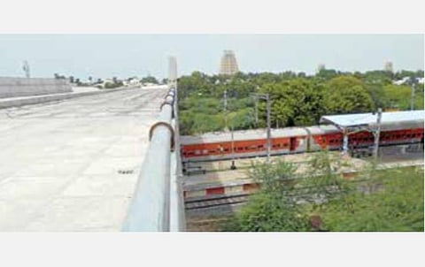 2 ஆண்டுகளாக இழுபறியில் இருந்த ரயில்வே மேம்பாலப் பணிகள் நிறைவு: விரைவில் மக்கள் பயன்பாட்டுக்கு திறக்கப்படும் என எதிர்பார்ப்பு