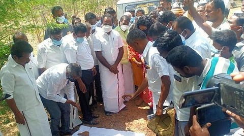புதுக்கோட்டை மாவட்டம் பொற்பனைக் கோட்டையில் அகழாய்வுப் பணியைத் தொடங்கி வைத்த சுற்றுச்சூழல் துறை அமைச்சர் சிவ.வீ.மெய்யநாதன்.