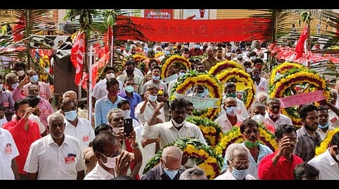 8 மணி நேர பணி உரிமைப் போராட்டம்: 12 பேர் உயிர் நீத்த தினம்; நினைவிடத்தில் அஞ்சலி