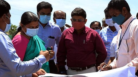 தூத்துக்குடி விவிடி மேல்நிலை நீர்தேக்க தொட்டி பூங்கா அருகில் பல்நோக்கு பயன்பாட்டு அரங்கம் அமைக்கவுள்ள பகுதியை அமைச்சர் பெ.கீதாஜீவன் பார்வையிட்டு ஆய்வு செய்தார். உடன் மாவட்ட சிறப்பு கண்காணிப்பு அலுவலர் கோ.பிரகாஷ், மாவட்ட ஆட்சியர் கி.செந்தில் ராஜ் உள்ளிட்டோர் உள்ளனர். படம்: என்.ராஜேஷ்