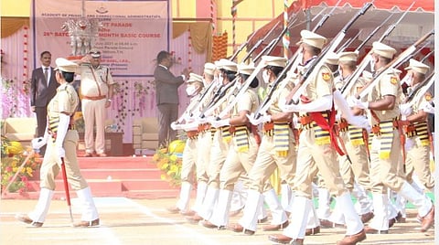 பயிற்சி அதிகாரிகளின் அணிவகுப்பு மரியாதையை ஏற்றுக்கொண்ட டெல்லி சிறைத்துறைத் தலைவர் சந்தீப் கோயல்.