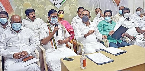 சென்னையில் நேற்று நடைபெற்ற ஆலோசனைக் கூட்டத்தில் பேசிய தமி்ழ்நாடு காங்கிரஸ் தலைவர் கே.எஸ்.அழகிரி. உடன், மேலிடப் பொறுப்பாளர் தினேஷ் குண்டுராவ், தேசிய செயலர் சிரிவெல்ல பிரசாத், சட்டப்பேரவை காங்கிரஸ் கட்சித் தலைவர் கு.செல்வப்பெருந்தகை, மாநில முன்னாள் தலைவர் கே.வீ.தங்கபாலு உள்ளிட்டோர். படம்: ம.பிரபு