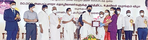 தமிழ்நாடு அமைப்புசாரா தொழிலாளர்கள் நல வாரியம் சார்பில் அமைப்புசாரா தொழிலாளர்கள் 50 ஆயிரம் பேருக்கு நலத்திட்ட உதவிகள் வழங்கும் விழா சென்னை ராயப்பேட்டை ஒய்எம்சிஏ மைதானத்தில் நேற்று நடைபெற்றது. விழாவில் முதல்வர் ஸ்டாலின் பங்கேற்று, பயனாளிகளுக்கு நலத்திட்ட உதவிகளை வழங்கினார். அமைச்சர்கள் பொன்முடி, மா.சுப்பிரமணியன், சேகர்பாபு, சி.வி.கணேசன், தயாநிதிமாறன் எம்.பி., உதயநிதி ஸ்டாலின் எம்எல்ஏ, தமிழ்நாடு கட்டுமானத் தொழிலாளர் நலவாரியத் தலைவர் பொன்.குமார், அரசு உயர் அதிகாரிகள் உடன் இருந்தனர்.