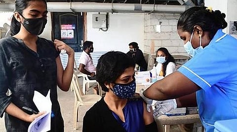 தமிழகத்தில் மீண்டும் அதிகரிக்கிறதா தொற்று?- கரோனா 3-வது அலை இன்னும் தொடங்கவில்லை; வீண் அச்சம் வேண்டாம் என சுகாதாரத் துறை அதிகாரிகள் கருத்து