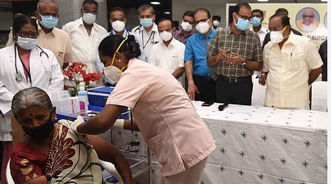 கோவை அவிநாசி சாலையில் உள்ள தனியார் மருத்துவமனையில் சிஎஸ்ஆர் நிதி மூலம் பொதுமக்களுக்கு தடுப்பூசி செலுத்தும் பணியை இன்று தொடங்கிவைத்து பார்வையிட்ட அமைச்சர் அர.சக்கரபாணி. உடன், மாவட்ட ஆட்சியர் ஜி.எஸ்.சமீரன் உள்ளிட்டோர் | படம்:ஜெ.மனோகரன்.
