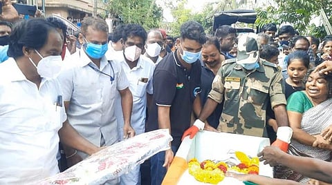 ராணுவ வீரரின் உடல் சொந்த ஊரில் அடக்கம்.