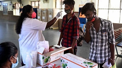 கோவை ரயில்நிலைய வளாகத்தில், இன்று பயணிகளுக்கு கரோனா பரிசோதனை மேற்கொண்ட மாநகராட்சி சுகாதாரத்துறையினர். படம் : ஜெ.மனோகரன்.