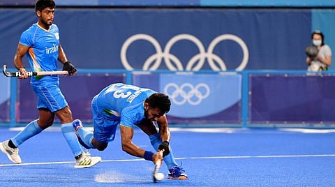 பிரிட்டன் அணிக்கு எதிரான ஆட்டத்தில் பந்தை கடத்திய இந்திய வீரர்கள் | படம் உதவி ட்விட்டர்