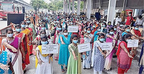 சென்னை பல்லாவரம் பேருந்து நிலையத்தில் நடந்த கரோனா விழிப்புணர்வு உறுதிமொழி ஏற்பில் ஏராளமான பெண்கள், நகராட்சி ஊழியர்கள் கலந்து கொண்டனர். படம்: எம்.முத்து கணேஷ்