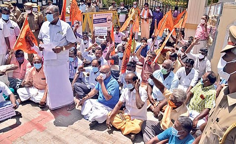 இந்து கோயில்களில் வழிபாடு நடத்தவும், ஆடி அமாவாசையன்று நீர்நிலைகளில் தர்ப்பணம் கொடுக்கவும் அனுமதி கோரி, திருநெல்வேலி ஆட்சியர் அலுவலக வாயிலில், இந்து முன்னணியினர் தர்ணா போராட்டத்தில் ஈடுபட்டனர். படம்: மு.லெட்சுமி அருண்.