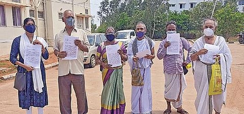 கும்பகோணம் எம்.ஆர்.கணேஷ் சகோதரர்கள் நடத்தி வந்த நிதி நிறுவனத்தில் பணம் முதலீடு செய்து ஏமாந்ததாகக் கூறி, அந்தப் பணத்தை மீட்டுத் தரும்படி தஞ்சாவூர் எஸ்பி அலுவலகத்தில் புகார் அளிக்க வந்தவர்கள்.
