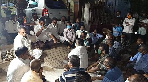 தரையில் அமர்ந்து மக்கள் குறைகளைக் கேட்ட புதுச்சேரி சட்டப்பேரவைத் தலைவர்