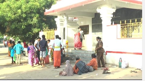 கொடையாஞ்சி பாலாற்றங்கரையில் உள்ள பாலமுருகன் கோயில் முன்பாக நின்று சாமி தரிசனம் செய்த பக்தர்கள்.