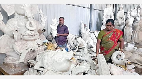 காஞ்சிபுரத்தில் கடந்த ஆண்டு செய்யப்பட்டு விற்பனை ஆகாமல் இருந்த நிலையில், மழைநீர் புகுந்ததால் சேதமடைந்த விநாயகர் சிலைகளை கவலையுடன் காட்டும் தொழிலாளர்கள். படங்கள்: எம்.முத்துகணேஷ்