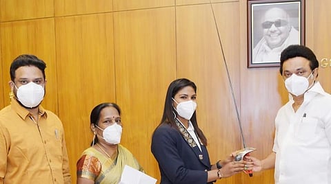 ஒலிம்பிக் வாளை முதல்வர் ஸ்டாலினுக்குப் பரிசாகக் கொடுத்த பவானி தேவி.