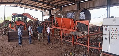 சிவகங்கை சுந்தரநடப்பு குப்பைக் கிடங்கில் பயோ மைனிங் முறையில் பிரிக்கப்படும் குப்பைகள்.