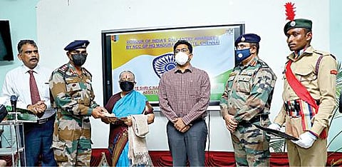 பாளையங்கோட்டையில் நடைபெற்ற நிகழ்ச்சியில் கணவரின் வீரதீரச் செயலுக்காக வழங்கப்பட்ட ரூ.1 லட்சத்தை கரோனா நிவாரண நிதிக்கு முன்னாள் ராணுவ வீரர் ராமமூர்த்தியின் மனைவி ரெங்கா வழங்கினார்.
